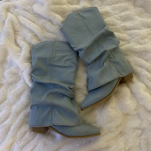 Stövlar i denim - Säljer dessa skitsnygga stövlar i denim! Aldrig använda, endast testade. Säljer då de var lite små för mig. Skriv privat vid intresse🫶🏽