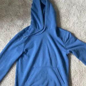 Fin blå hoodie ifrn HM som inte kommer till användning för mig. Inga defekter.💙