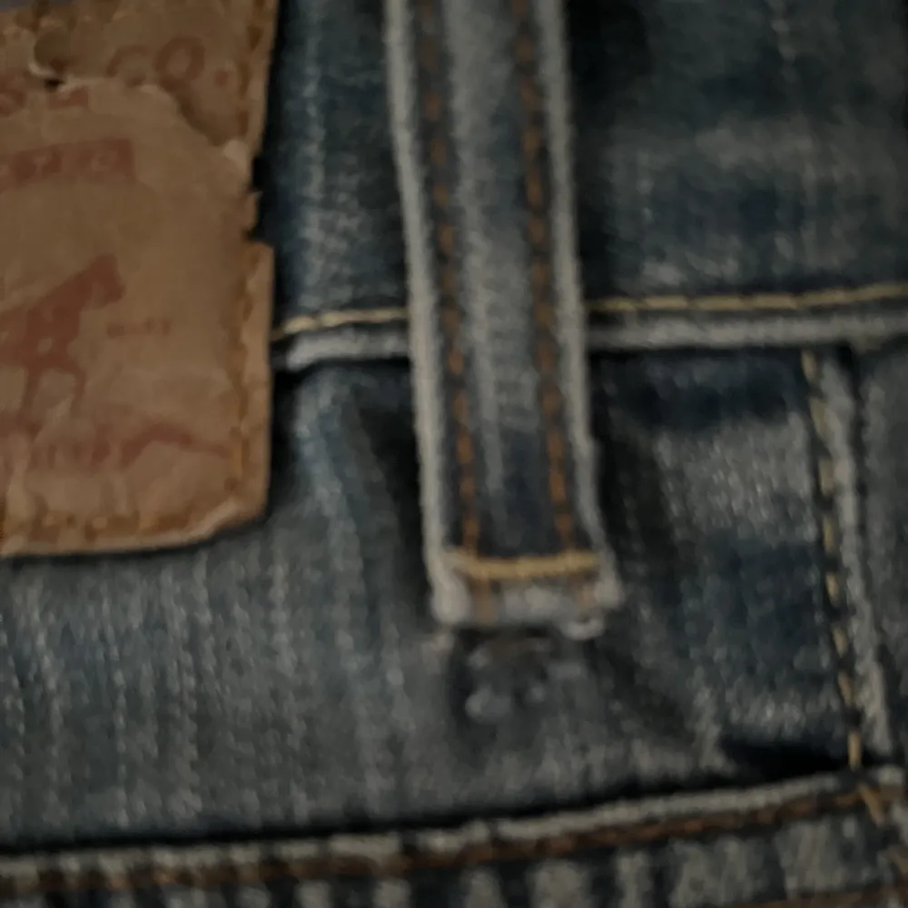 Fina jeans i 90 tals modell 527 bootcut. Storlek 28/34. 69 86 midja innerbenslängd  Det finns ett litet litet hål vid häll därav priset . Jeans & Byxor.