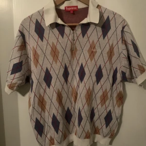 Supreme quarter zip🔥 - Säljer min feta supreme quarter zip då den inte kommer till användning. Använd få gånger och inga skador.