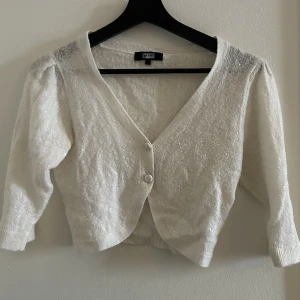 Vit bolero - Säljer min vita bolero som är vit med glitter.