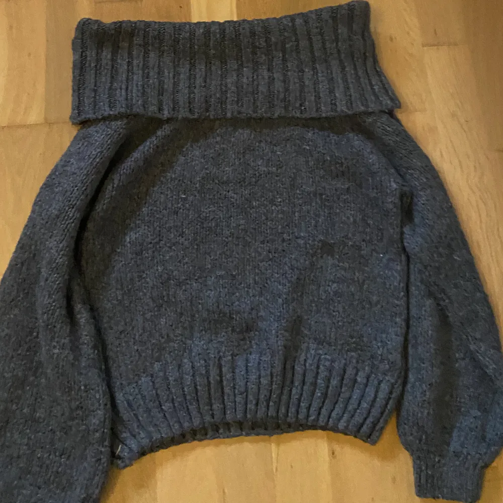 Säljer en jättefin Off shoulder tröja från Gina tricot som är slutsåld💕💖. Originalpris 400kr. Knappt använd och jättemysig vintern💖💕. Tröjor & Koftor.