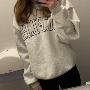 Sweatshirt  - Jag säljer min jätte fina sweatshirt från gina. Den är använd men inga synliga skador💗