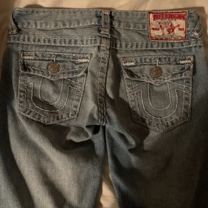 True Religion Jeans - Säljer dessa skitsnygga äkta true religion jeansen! Modellen är bootcut. Jag är 162cm💗Den ända defekten är att dragkedjan inte går att stänga, men det syns inte och har inte varit något problem för mig. Midjemått tvärs över: 39cm Innerbenslängd: 78cm