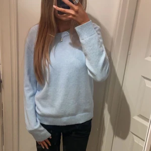Vila stickad tröja  - Säljer nu min i princip nya tröja då jag har för många stickade tröjor🙌🏼Helt perfekt färg!❄️💙
