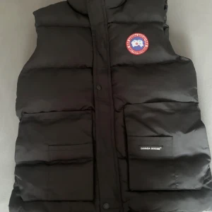 Canada goose väst - Canada goose väst, oanvänd. Storlek S