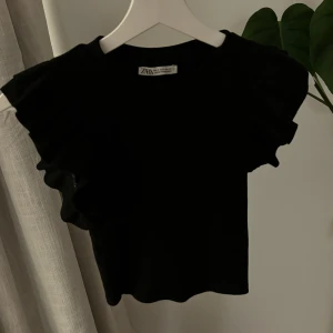 Topp med volanger  - Topp med volanger, storlek s 🤝