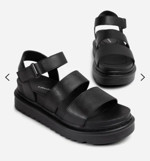 Svarta sandaler 39 - Mycket sparsamt använda, inget att anmärka på. Nypris 450kr