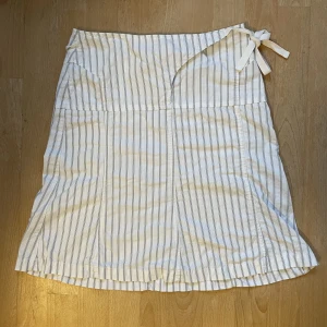 lågmidjad kjol - lågmidjad randig kjol! Midja 39cm längd 53cm