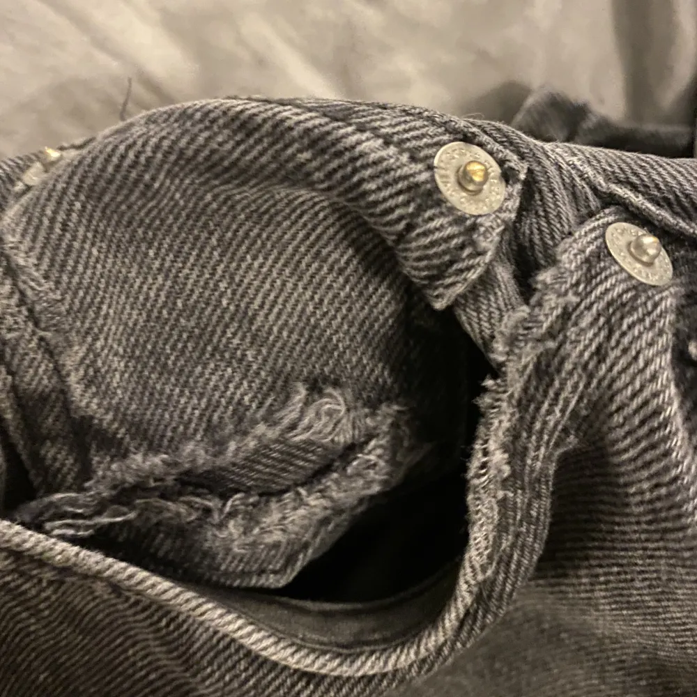 Den lilla fickan inne i högra fickan har gått sönder med det är inget synligt  Annars i jätte fint skick. Jeans & Byxor.