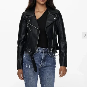 Skinnjacka only  - Säljer nu min skinnjacka ifrån only, nypris ligger runt 699kr. Första 2 bilder är lånade. Strl 34, men passar xs/s då den är något mindre i storleken. Skriv för fler bilder eller frågor. Använd ett par gånger förra året men används inte alls längre.