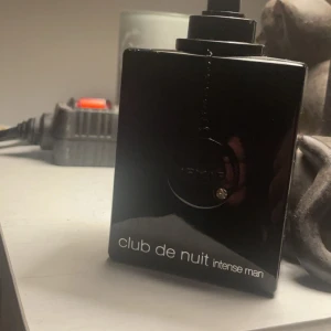 Club de nuit ”Armaf” - Säljer club de nuit armaf då den inte används, parfymen påminner om Creed aventus. Använt enstaka gånger,  därpå mer eller mindre som ny, har tyvärr inget kvitto. Läs min bio innan köp och vid frågor bara ställ😊 200 är de lägsta jag säljer för!!