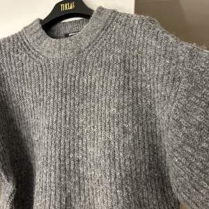 Säljer denna gråa stickade tröja från Gina tricot i storlek S. Använd fåtal gånger. 