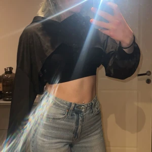 Träningströja + sportbh - Croped träningströja med sportbh Sportbhn har korsad rygg Aldrig använda Tröjan i M och sportbh i S  