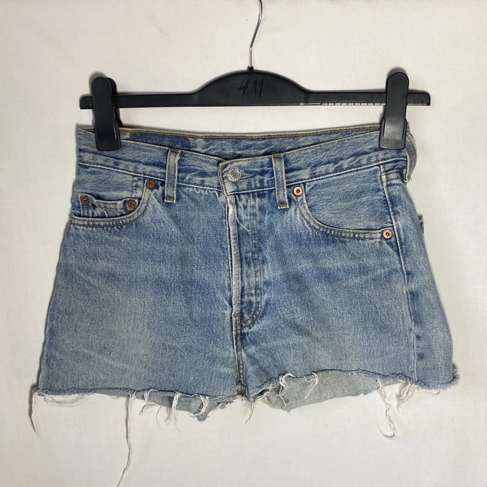 Avklippta jeans shorts från Levis. Längd: 30cm  Skicka DM vid frågor. ☆．。･. Shorts.