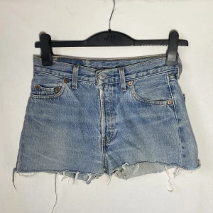 Jeans shorts  - Avklippta jeans shorts från Levis. Längd: 30cm  Skicka DM vid frågor. ☆．。･