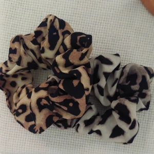 Leopardmönstrade scrunchies - Nya, utan defekter från användning. Fin kvalitet med "starka" gummisnoddar inuti. 1 st för 12 kr. Dm för frågor, kommer inte ta fler bilder då det inte finns mer att se☺️