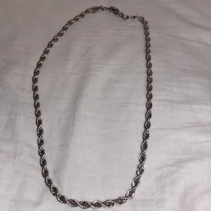 Rope chain/cordell halsband - 6mm bred och 60cm lång Jätteläcker Cordell länk i rostfritt stål av hög kvalitet. Ett fint slitstark smycke som håller livet ut Aldrig använt och är topp skick. 
