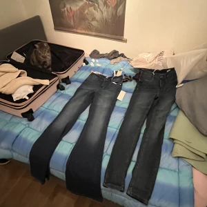 Flare jeans - för båda 550kr/ 1par 300kr  Det ena paret är med flare form, alltså utsvängda längst ner och är i lagom stretch. Det andra paret är vanliga skinny jeans, även med stretch.  Jag köpte de för ett tag sen, men de var för små.