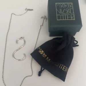 Maria Nilsdotter halsband - Säljer ett Maria Nilsdotter halsband med den stora berlocken i bokstaven S + kedja💟