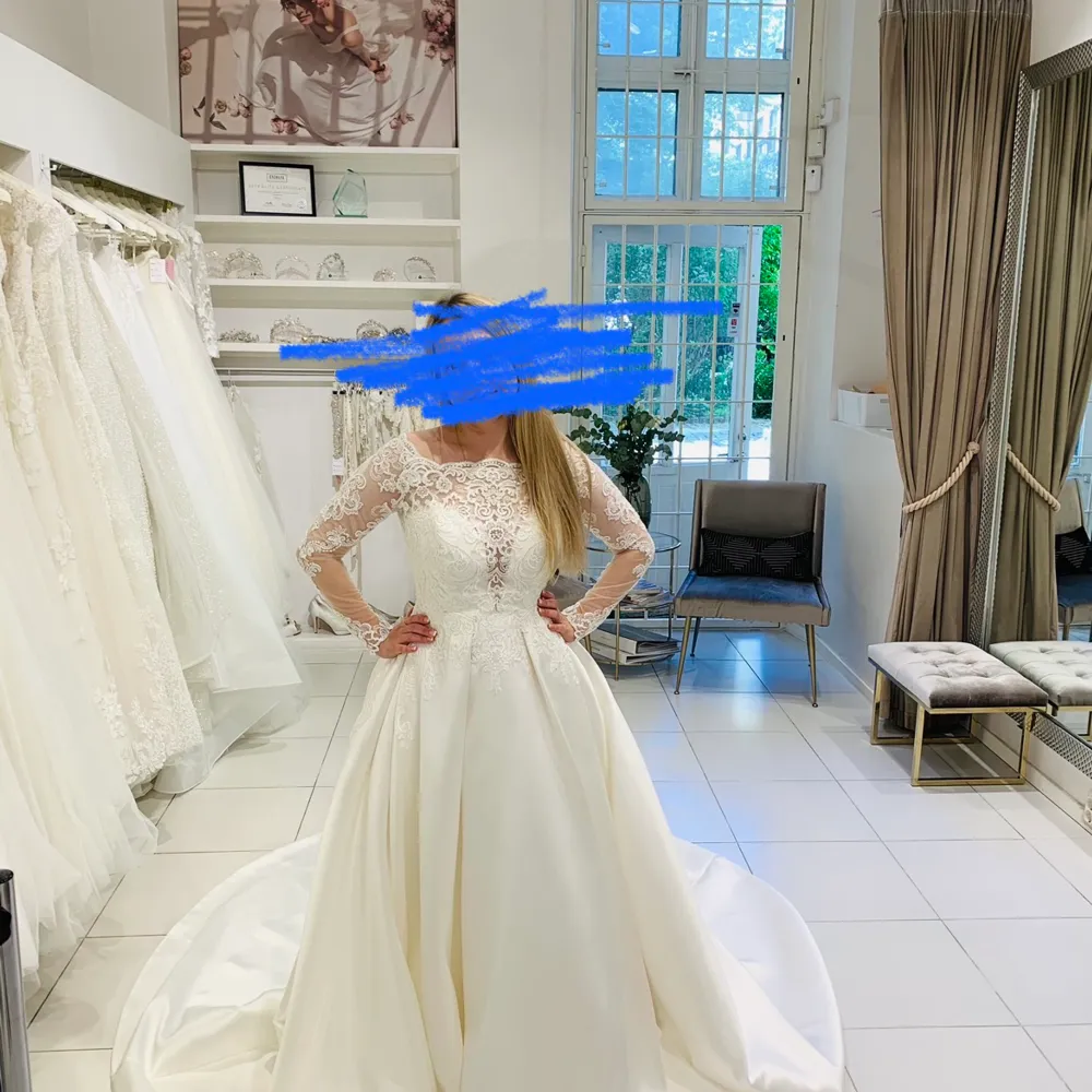 Oanvänd bröllopsklänning Pronovias Geraldine, of vit färg, köpt i Milagro Stockholm, storlek 36-38, helt ny i dummpåsen . Ny kostar 2250 euro. Klänningar.