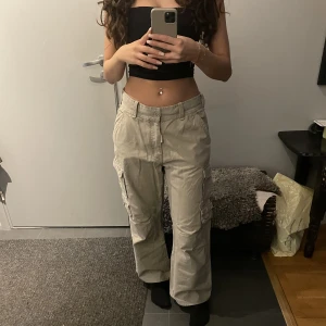 Cargobyxor  - Skitsnygga lågmidjade cargobyxor! Använt endast en gång och är i mycket bra skick!  Midja på byxorna: 39 cm  Längd på byxorna: 102 cm
