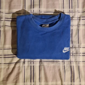 Nike college tröja blå  - Brukade va min favorittrjöja men växte ur den :(  Tröjan är välomhöndertagen och mycket snygg, lätt att matcha med andra plagg!