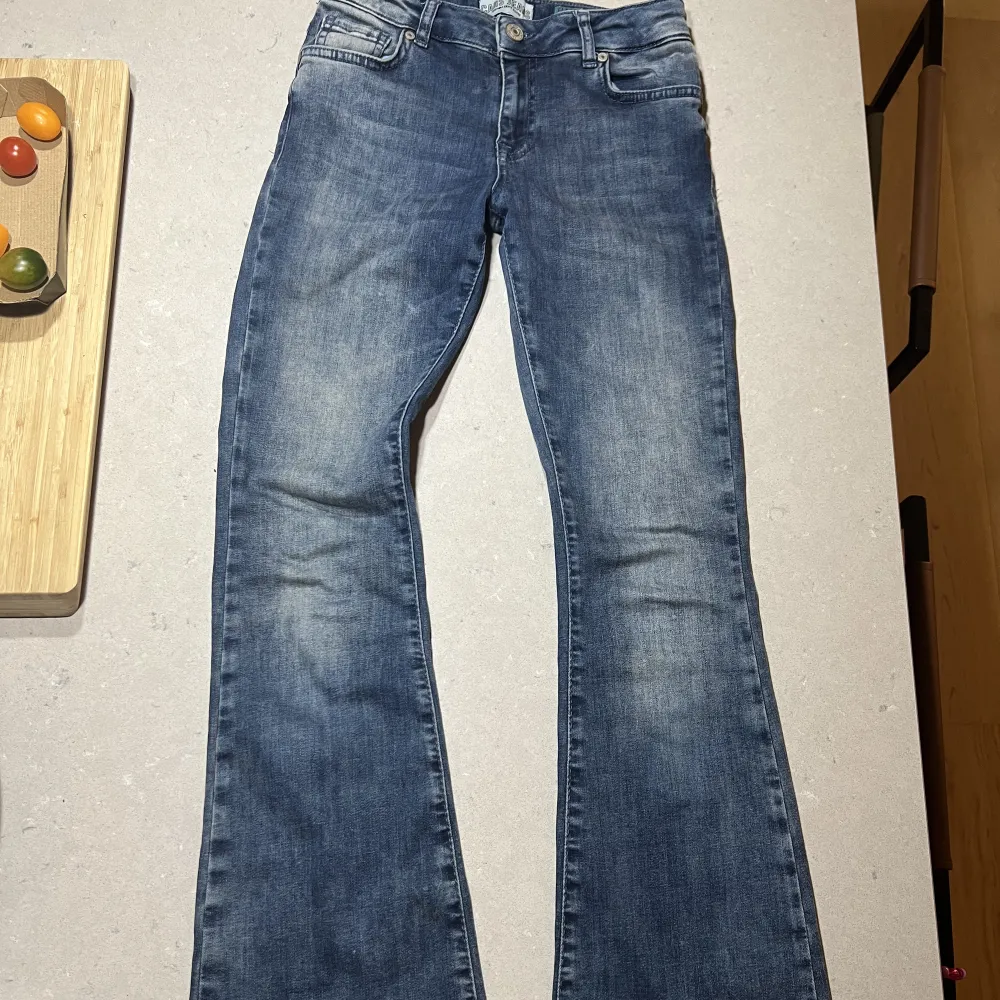 Super fina lågmidjade mörkblåa jeans. Inga defekter, fast använda några gånger. Innerbenslängd: 70cm. Midjemått(runt): 68( går att minskas) cm. Hör av er vid frågor:) passa på då frakten är graties i en vecka till ;) . Jeans & Byxor.
