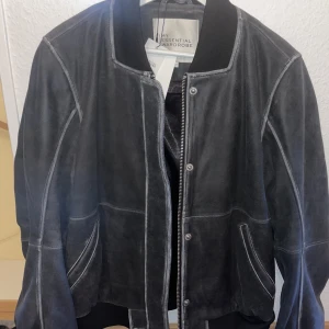 Bomberjacka svart/ grå  - my essential wardrobe bomberjacka Storlek 40  Aldrig använd  Sitter så fint, lite oversize  Nytt pris 4000:-  Mitt pris 3000:-  