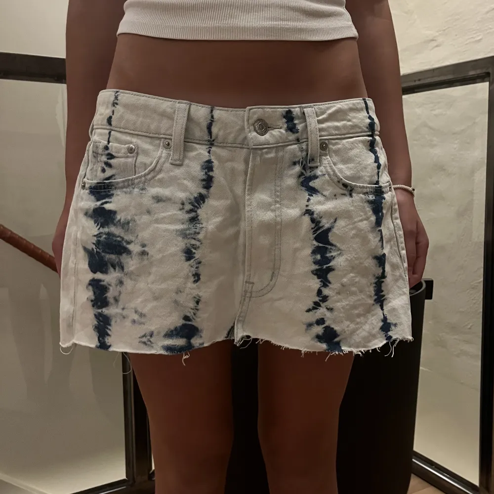 Jätte fin vit jeans kjol med blå batik🤍💙 Den är avklippt så därav lite kortare på längden men det passar så fint med modellen💕 Nyskick, säljs pga att den inte kommer till användning . Kjolar.