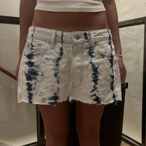 Tie Dye kjol - Jätte fin vit jeans kjol med blå batik🤍💙 Den är avklippt så därav lite kortare på längden men det passar så fint med modellen💕 Nyskick, säljs pga att den inte kommer till användning 