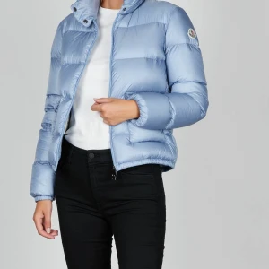 SÖKER denna moncler jackan! - SÖKER denna ljusblå moncler jackan;   Modell: Moncler LIGHT BLUE LANNIC PUFFER JACKET    /Moncler Lannic Giubbotto Kontakta mig om du har en till salu för ett lågt pris🙏🙏🙏 
