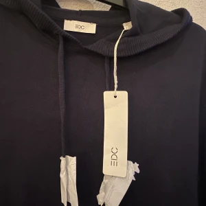 Stickad hoodie - Säljer en helt ny oanvänd stickad hoodie från esprit. Alla taggar och kvitto finns kvar. Nypris är 700kr. 