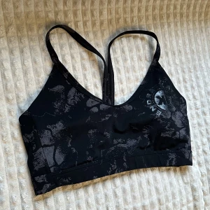 Gymshark sport-bh  - Använd sport bh från gymshark, men mycket fint skick. Köpt här på Plick. Storlek xs. Kommer inte till användning längre 