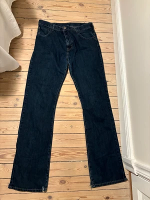 Levis jeans  - Långa snygga och trendiga Levis jeans. Färgen är väldigt passande nu på hösten. Dom är i bra skick 