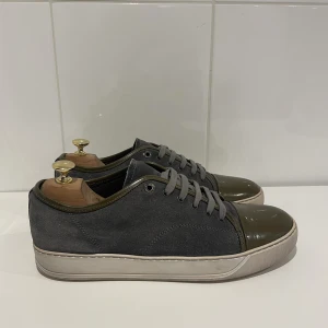 Lanvin skor  - Hej! Säljer nu dessa superfina lanvin skor. Skorna är i superfint skick 9/10. Bara skorna medföljer. Uk 9 passar 43-44. Först till kvarn!