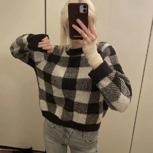 Stickad tröja  - Mysig stickad tröja, med jättesnyggt mönster! Sticks absolut inte utan den är oroligt skön och perfekt nu till vintern!🤍🖤