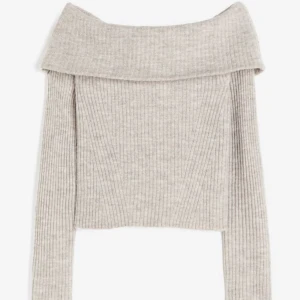 Off shoulder💗 - Säljer denna stickade off shoulder tröja då den inte kommer till användning, tröjan har används en gång💗🥰