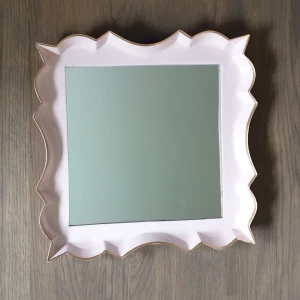 Två gulliga speglar - Två speglar med rosa asymmetriska ramar och guldig rand längs kanterna. Supersöta, som gjorde för en charmig prinsessa 🤭  Aldrig kommit till användning utan bara legst i sina förpackningar tyvärr:/ har inte plats. Nypriset var kring 400 styck(!)