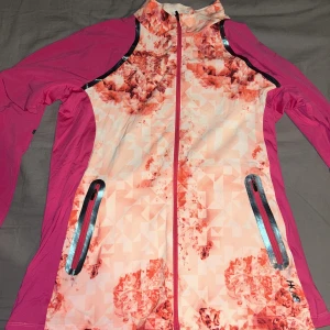 Sport kofta - Sport kofta jätte min aldrig använt pga lite för stor. Storlek L men skulle säga att den passar M också