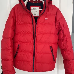 Tommy hilfiger jacka - Fräsch och fin jacka. Nästan som ny bara används ett par gånger.
