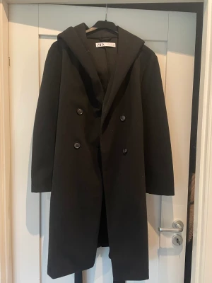 Kappa med luva - Snygg stilren kappa från zara, använd ett fåtal gånger, i nyskick. Nypris 599kr. Säljes pga att den ej blivit använd