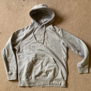 Lila hoodie från Pull & Bear🐻 - Fin lila hoodie , knappt använd av mig, köpt secondhand  men som ny ✨