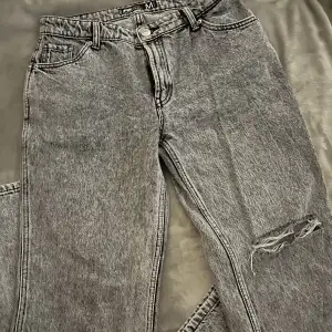 Ett par oanvända gråa low waist jeans, i storlek M är 1,70 och dem går ända ner.