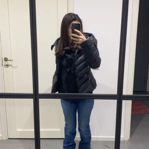 Jacka från hollies  - Säljer min jacka från hollies pga liten och skulle vilja byta jacka storlek 34.Har även en äkta päls vilket inte används men den får man med