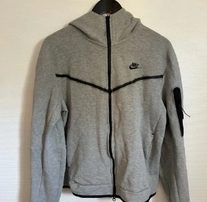 Nike tech fleece  - Säljer den här Nike techen för att den är för stor. OBS: kolla bild tre, och på luvan finns det några små fläckar som knappt syns