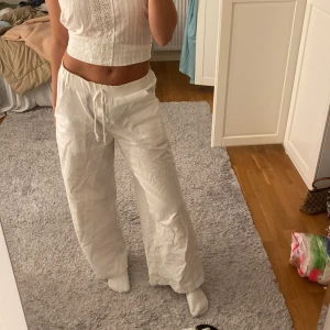 Linnebyxor  - Vita fräscha linnebyxor 