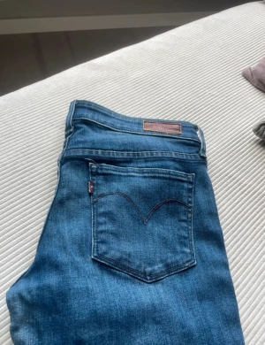 Levi’s jeans - Bra skick, stretchiga.  Djur finns i hemmet 
