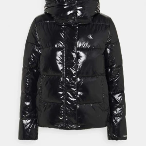 calvin klein jacka - säljer min calvin klein jacka i storlek s, den är knappt använd så den är som ny. Skriv privat för fler bilder