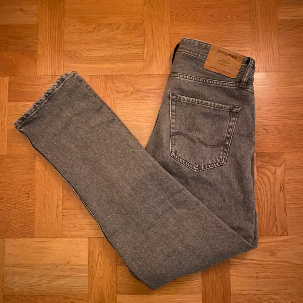 Säljer nu dessa sjukt eftertraktade jeansen från jack & Jones i modellen ”Loose chris”  i bra skick | Storleken är W30 L34 och passar dig bra som är runt (180-190 cm) | Mitt pris: 479kr | Vid funderingar är det bara att skriva. Jeans & Byxor.